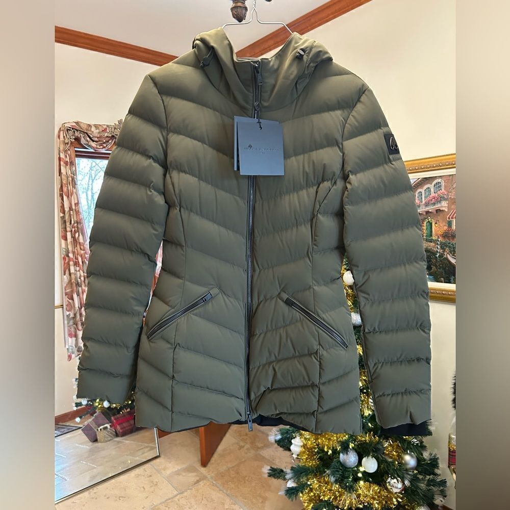 Women’s Moose knuckles down hooded jacket size extra small